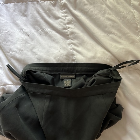 Banana Republic 100% silk knee length pencil skirt - Picture 3 of 8